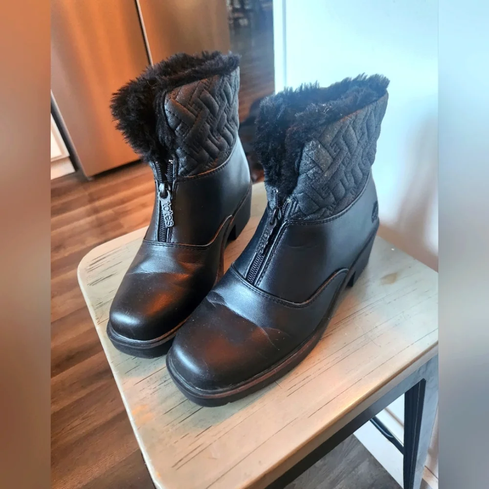 Black Totes boots